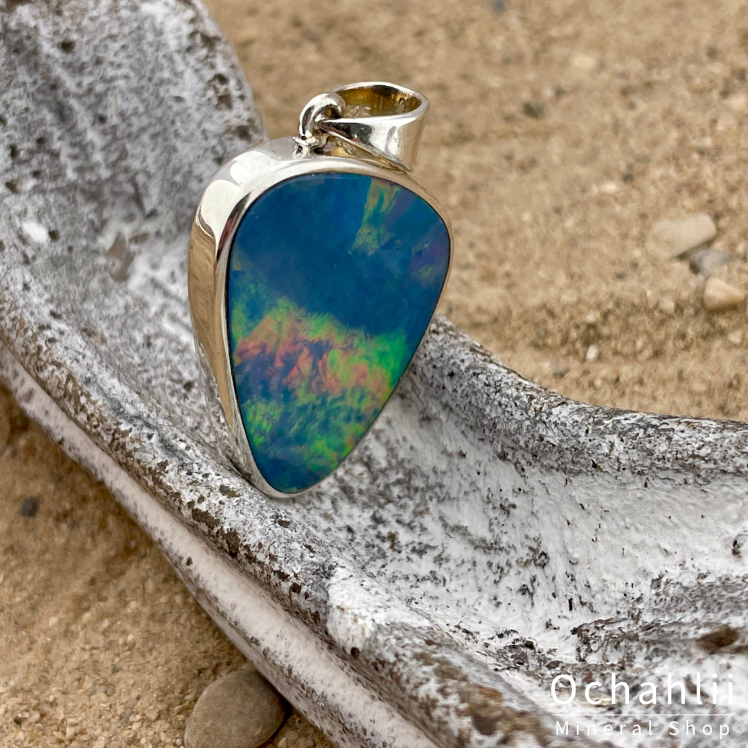 Blaue Opal Doublet (Australien) silberner Anhänger