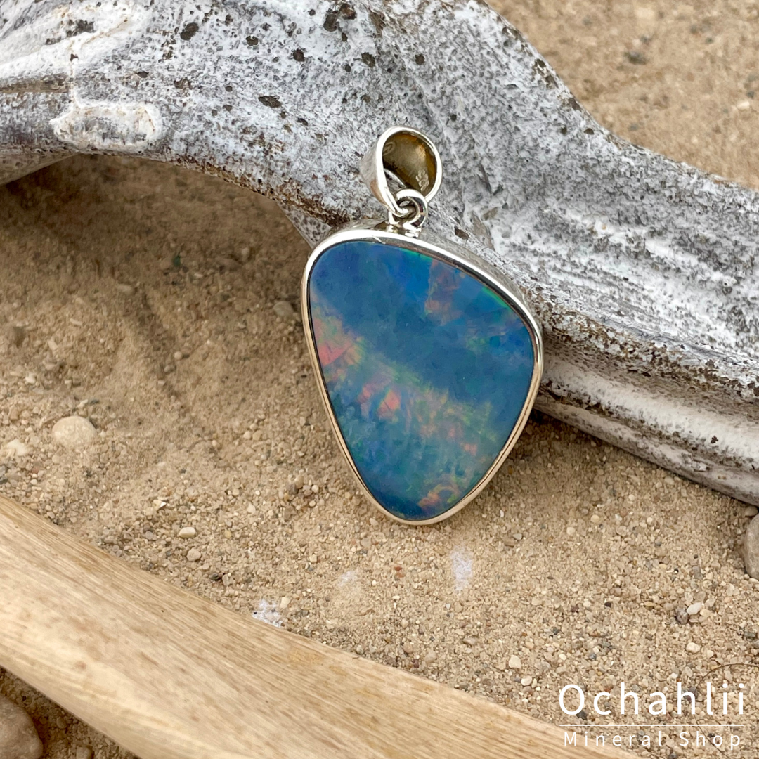 Blaue Opal Doublet (Australien) silberner Anhänger