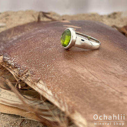 Peridot silver ring size 60